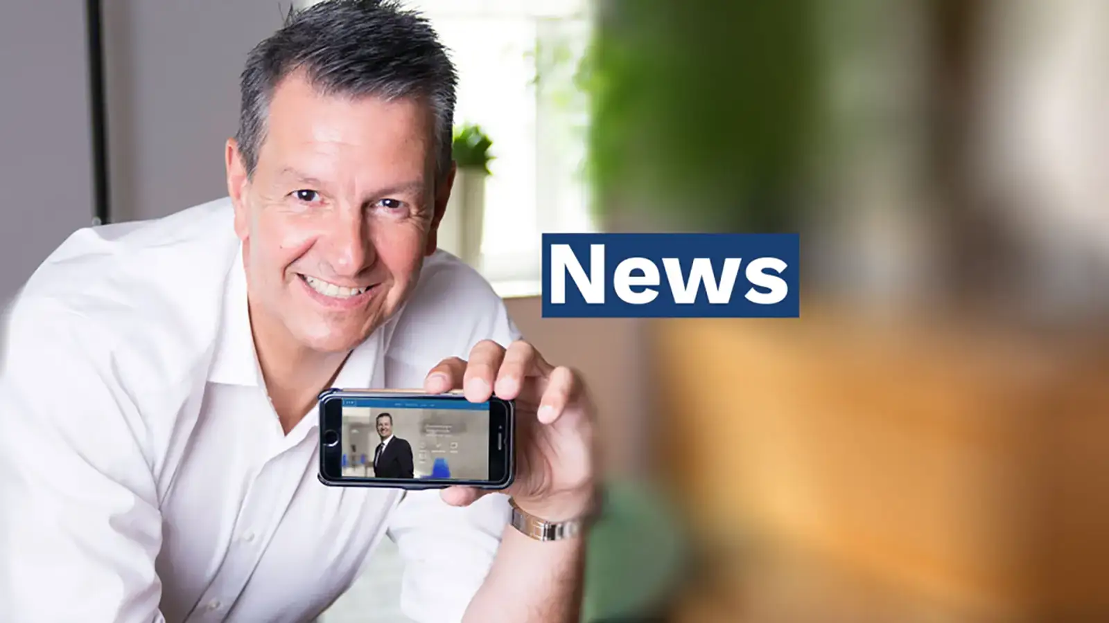 ZSH-Berater Andreas Marschner mit Smartphone als Motiv f&uuml;r die Beitragskategorie News.